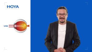 Mężczyzna w okularach mówi o krotkowzroczności, obok ilustracja oka i logo Hoya na niebieskim tle.