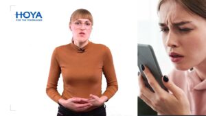 Kobieta w okularach gestykuluje, obok twarz kobiety wpatrującej się w smartfon z problemem wzroku.