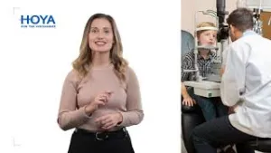 Kobieta gestykuluje obok logo Hoya, chłopiec poddawany badaniu wzroku u okulisty.