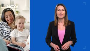 Kobieta w marynarce mówi na niebieskim tle, obok matka z dzieckiem czytają książkę w salonie.