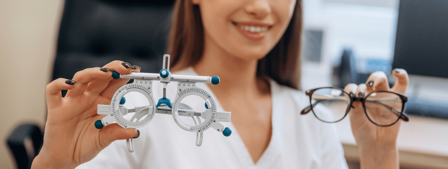 Optometrystka trzyma oprawki próbne i okulary, kontekst krotkowzroczności u dzieci