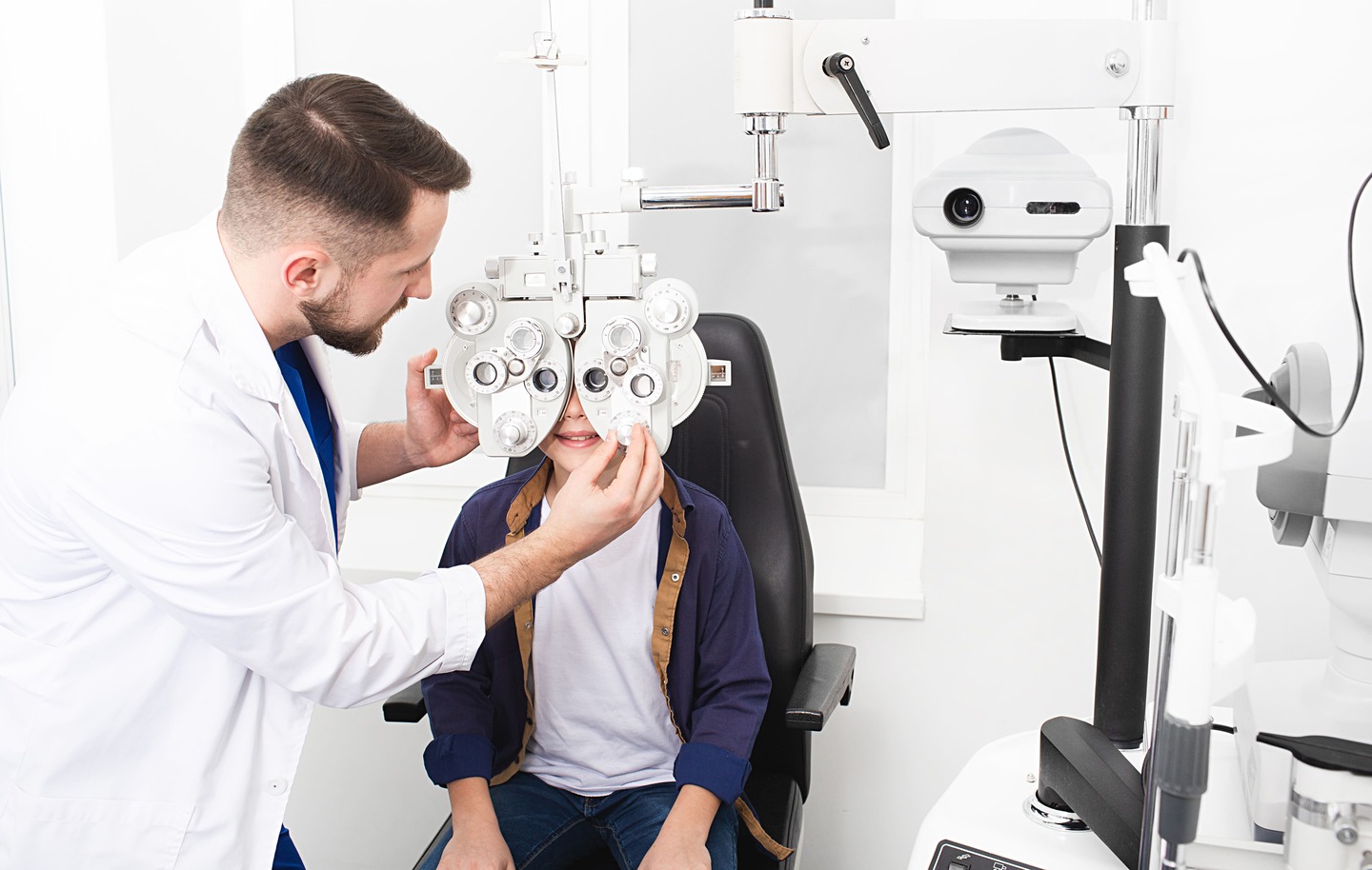 optometrysta przeprowadza badanie