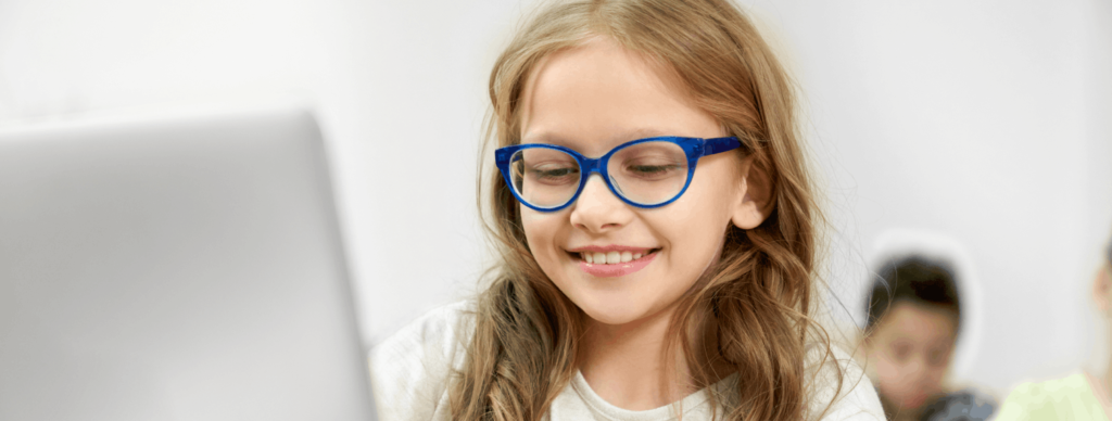 Krótkowzroczność jako rosnący problem zdrowotny – rola pracy z bliska i nawyków wzrokowych